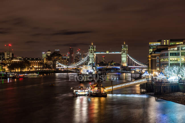 Tower Bridge und Skyline bei Nacht, London, England, Großbritannien — Stockfoto