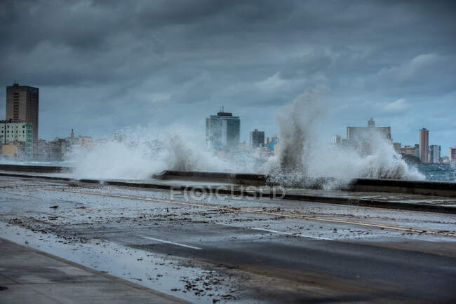 Хвилі нападають на Малекон, Гавану, Кубу. — стокове фото