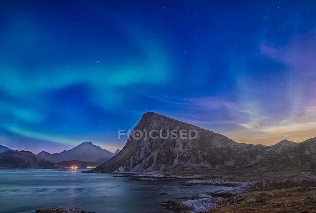 Nordlichter über Strand, Flakstad, Lofoten, Nordland, Norwegen — Stockfoto