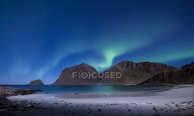 Luci settentrionali sulla spiaggia, Flakstad, Lofoten, Nordland, Norvegia — Foto stock