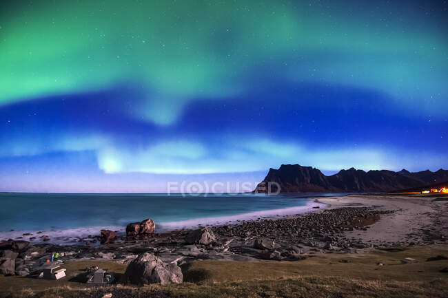 Luces boreales sobre la playa, Flakstad, Lofoten, Nordland, Noruega - foto de stock
