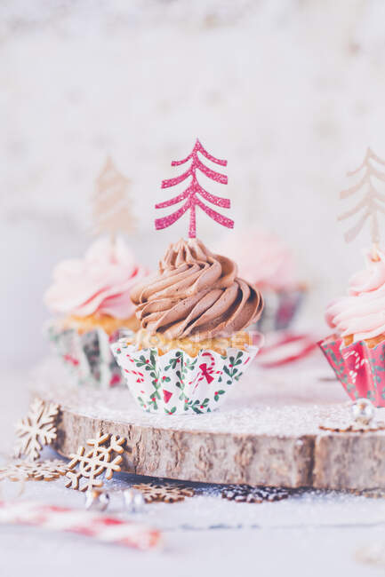 Цукерки з морозивом, прикрашені різдвяними деревами. — стокове фото