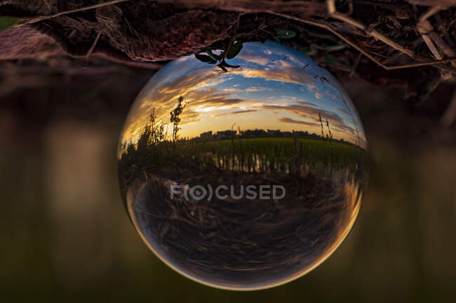 Reflejo de paisaje en una bola de vidrio, Indonesia - foto de stock