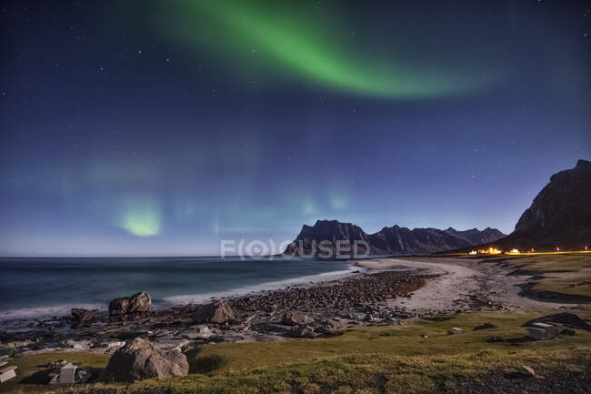 Aurores boréales sur la plage, Flakstad, Lofoten, Nordland, Norvège — Photo de stock