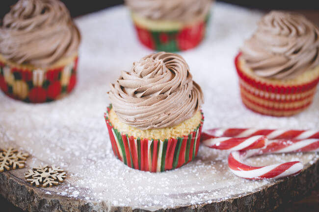 Цукерки з шоколадним морозивом прикрашені різдвяними деревами. — стокове фото