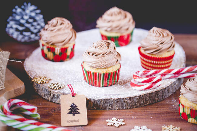 Cupcake con glassa al burro al cioccolato decorati con alberi di Natale — Foto stock