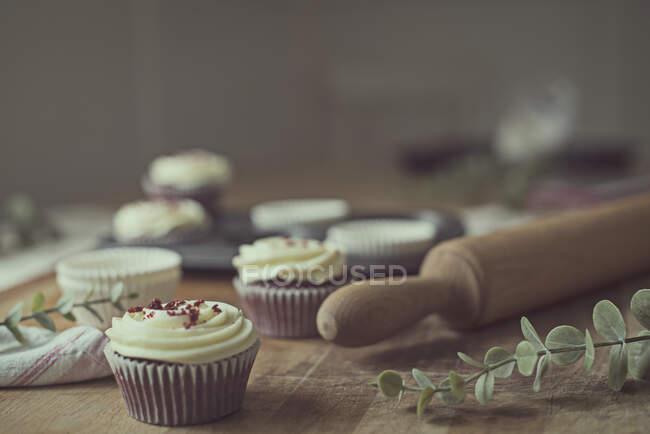 Cupcakes en velours rouge fait maison avec crème au beurre — Photo de stock