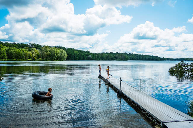 Tre bambini al lago a pescare e divertirsi, USA — Foto stock