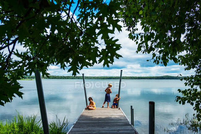 Trois enfants sur un quai de pêche, États-Unis — Photo de stock