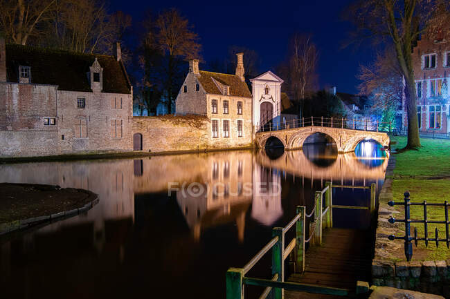 Canal devant le Béguinage, Bruges, Belgique — Photo de stock