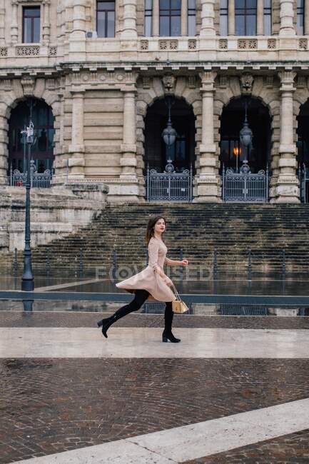 Mujer corriendo por la ciudad, Roma, Lazio, Italia - foto de stock