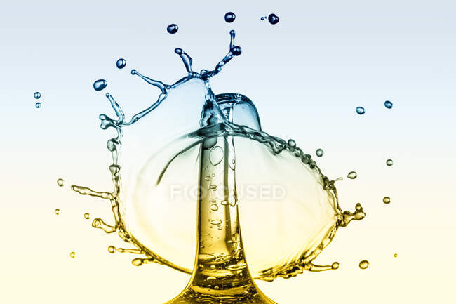 Multi gotas de água coloridas e coroa respingo — Fotografia de Stock