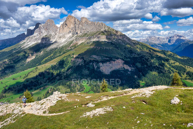 Mulher caminhando em direção a Pulpito di Cima Pope nas montanhas Latemar, Tirol do Sul, Itália — Fotografia de Stock