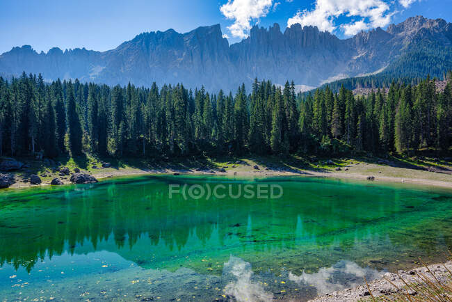 Lago di Carezza debajo de la cordillera Latemar, Tirol del Sur, Italia - foto de stock