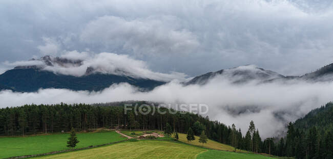 Alfombra nubosa sobre la cordillera Latemar cerca de Nova Pontente, Tirol del Sur, Italia - foto de stock