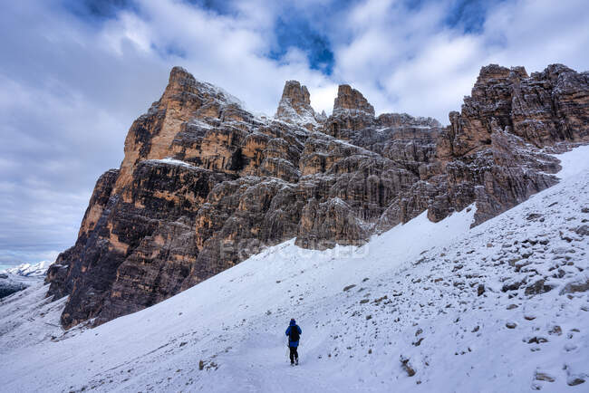 Hiker below Tofana de Rozes, Parco Naturale delle Dolomiti d'Ampezzo near Cortina d'Ampezzo, South Tyrol, Italy — Stock Photo