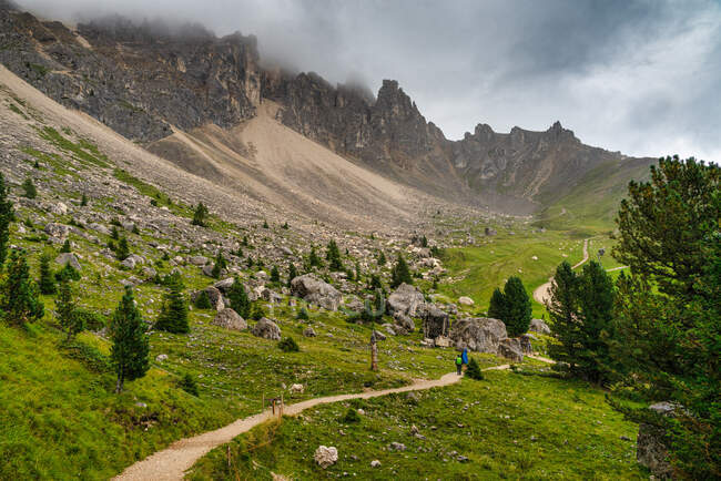Caminhadas de casal ao longo da trilha da natureza Latemar, Tirol do Sul, Itália — Fotografia de Stock