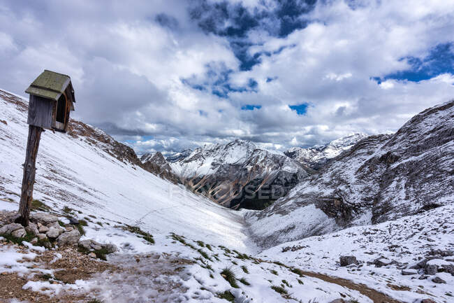 Vista de St Antonio Pass em direção ao Parque Natural Fanes-Sennes-Braies, Tirol do Sul, Itália — Fotografia de Stock
