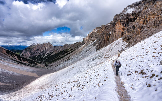 Two hikers hiking towards St Antonio Pass, Fanes-Sennes-Braies Nature Park, South Tyrol, Italy — Stock Photo