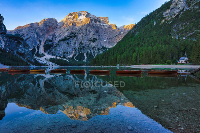 Capela do Lago Braies, Tirol do Sul, Itália — Fotografia de Stock