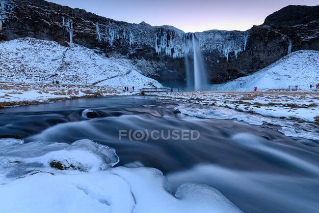 Longa exposição tiro de Seljalandsfoss no inverno, Islândia do Sul, Islândia — Fotografia de Stock