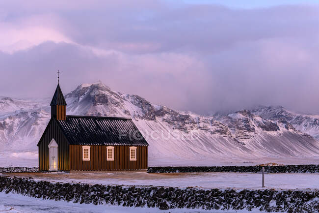 Kleine Schwarze Kirche von Budir im Schnee, Snaefellsness, Island — Stockfoto