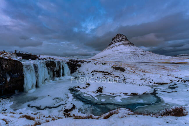Горы Киркьюфелл и Киркьюфеллсфосс в снегу, Грюндарфьордур, Западная Исландия, Исландия — стоковое фото