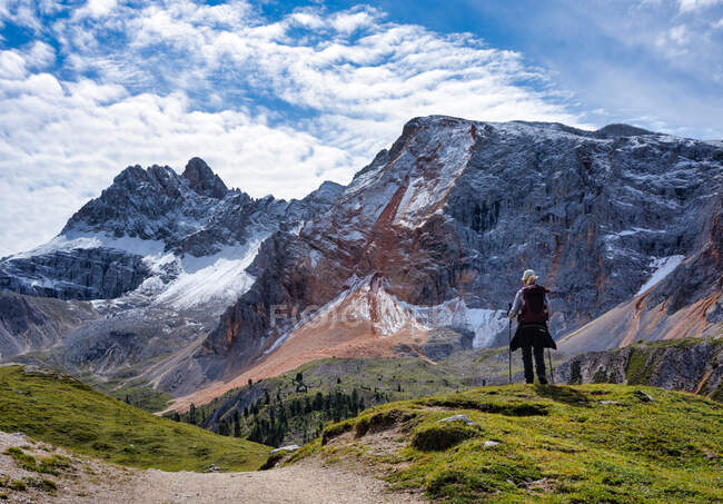 Turista mujer en Dolomites, Tirol del Sur, Italia - foto de stock