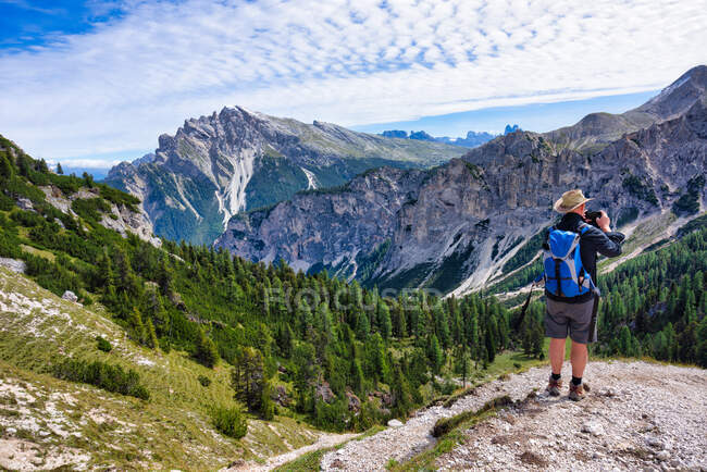 Man taking a photo in Dolomites, Fanes-Sennes-Braies Nature Park, South Tyrol, Itália — Fotografia de Stock