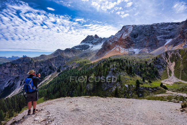 Man taking a photo in Dolomites, Fanes-Sennes-Braies Nature Park, South Tyrol, Itália — Fotografia de Stock