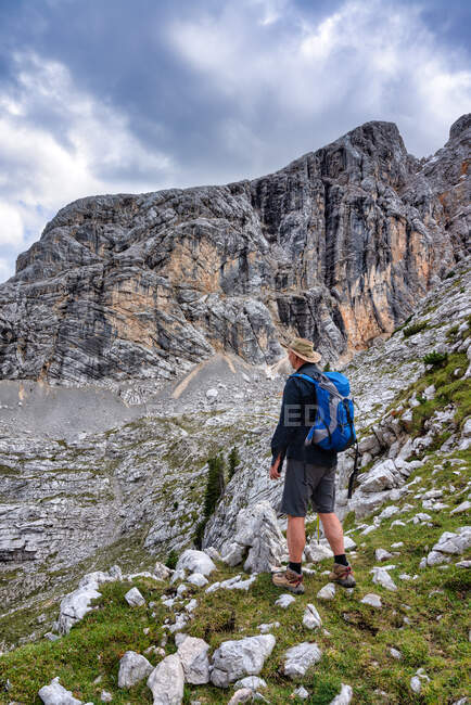 Caminhadas de homens nas Dolomitas, Parque Natural Fanes-Sennes-Braies, Tirol do Sul, Itália — Fotografia de Stock