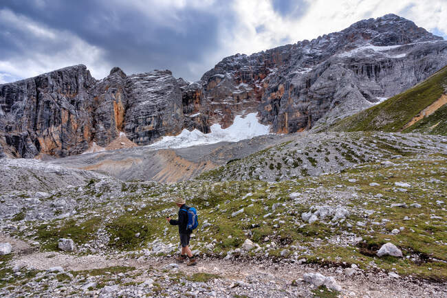 Человек, прогуливающийся в диких клещах, природный парк Фанес-Сеннес-Брейс, Южный Тироль, Италия — стоковое фото