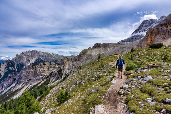 Senderismo en Dolomitas, Parque Natural Fanes-Sennes-Braies, Tirol del Sur, Italia - foto de stock