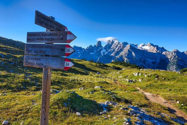 Segnaletica escursionistica nelle Dolomiti, Alto Adige, Italia — Foto stock