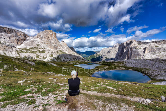 Femme touriste à Dolomites, Tyrol du Sud, Italie — Photo de stock