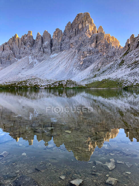 Riflessione sul Monte Paterno nel Lago dei Piani, Parco Naturale delle Tre Cime, Dolomiti, Italia — Foto stock