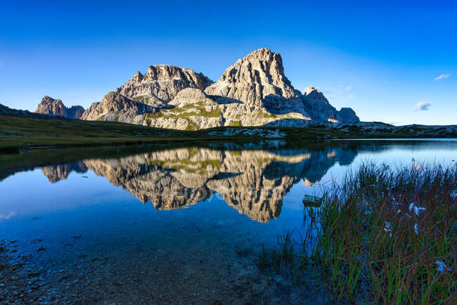 Croda di San Candido refletido no Lago dei Piani, Dolomites, Tirol do Sul, Itália — Fotografia de Stock