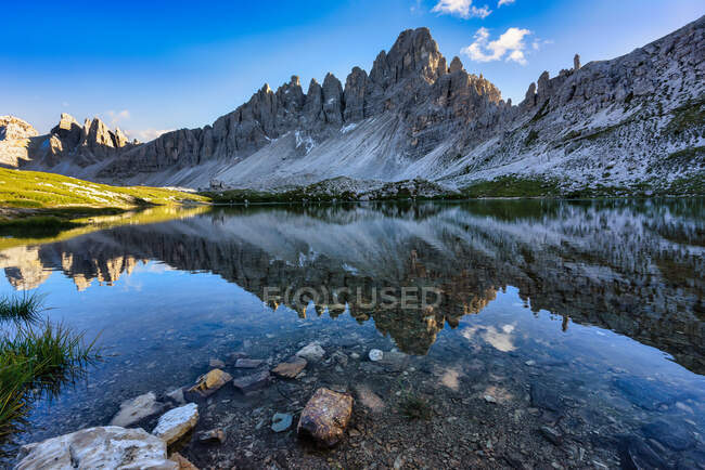 Reflexión de Monte Paterno en Lago dei Piani, Parque Natural de Tre Cime, Dolomitas, Italia - foto de stock