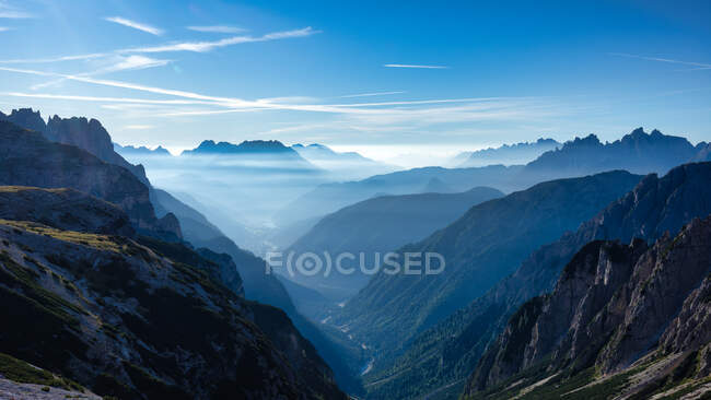 Niebla en el Val Marzon, Dolomitas, Tirol del Sur, Italia - foto de stock