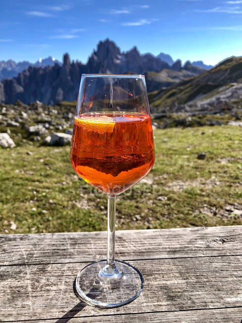 Aperol Spritz sobre una mesa, Dolomitas, Tirol del Sur, Italia - foto de stock