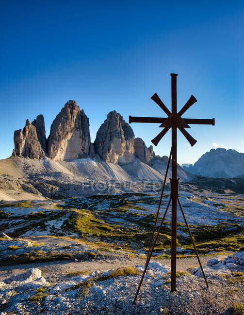Cross near mountain chapel, Tre Cime di Lavarado, Dolomites, South Tyrol, Itália — Fotografia de Stock