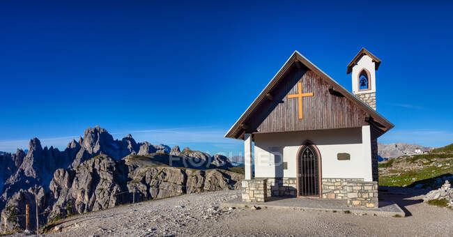 Iglesia alpina cerca del refugio Locatelli, Tre Cime di Lavaredo, Dolomitas, Italia - foto de stock
