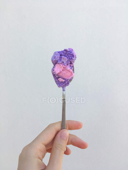 Mano di donna che tiene un cucchiaio di gelato bicolore — Foto stock