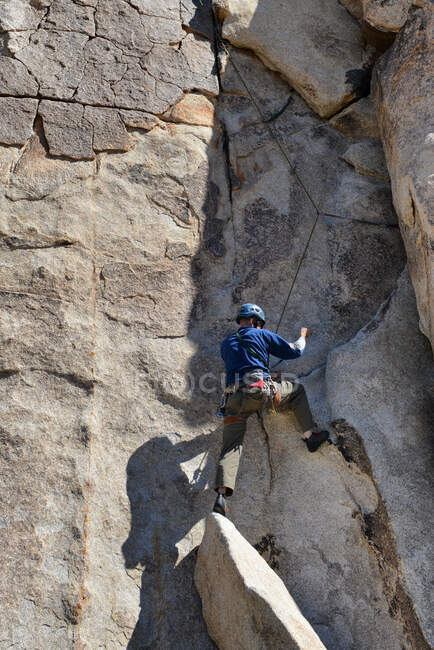 Vista posteriore di un uomo arrampicata su roccia, Maui, Hawaii, Stati Uniti — Foto stock