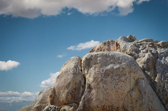 Man rock climbing, Joshua Tree national Park, California, USA — стокове фото