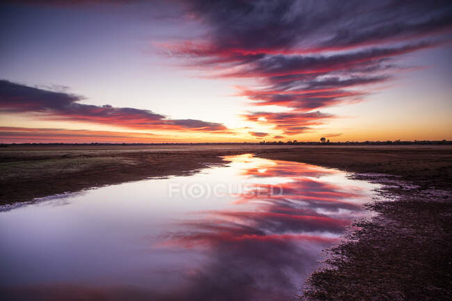 Ripresa a lunga esposizione di riflessi Sunset in un waterhole nell'entroterra, Queensland, Australia — Foto stock