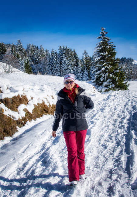 Smiling woman walking in the snow, Ibergeregg, Schwyz, Switzerland — Stock Photo