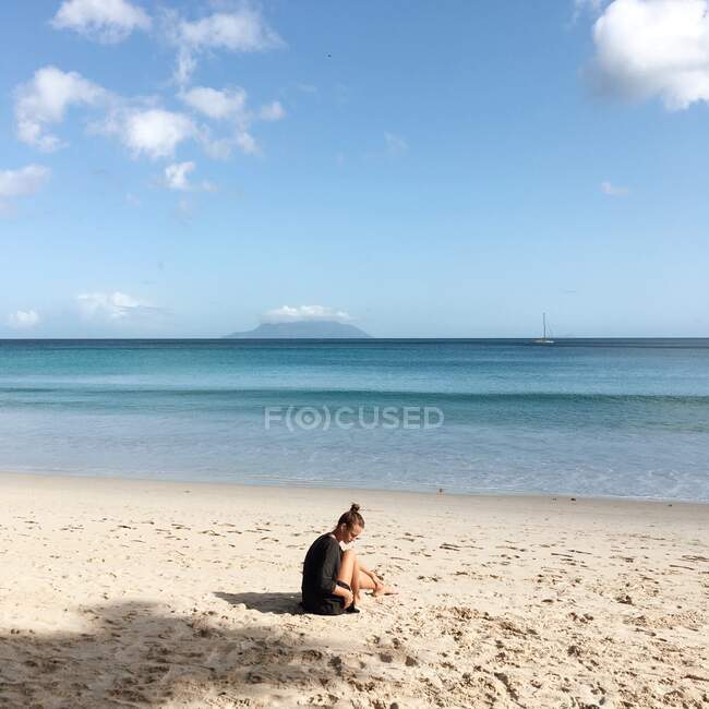 Mulher sentada na praia, Seychelles — Fotografia de Stock
