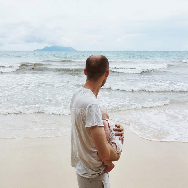 Ritratto di un uomo che tiene in braccio la sua bambina — Foto stock