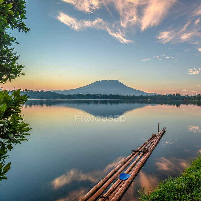 Bote de bambu em um lago Sampaloc, Luzon, Filipinas — Fotografia de Stock